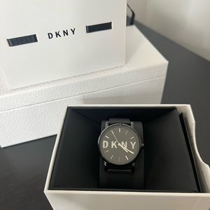 DKNY Women's watch Soho Silver-Tone With Leather Strap